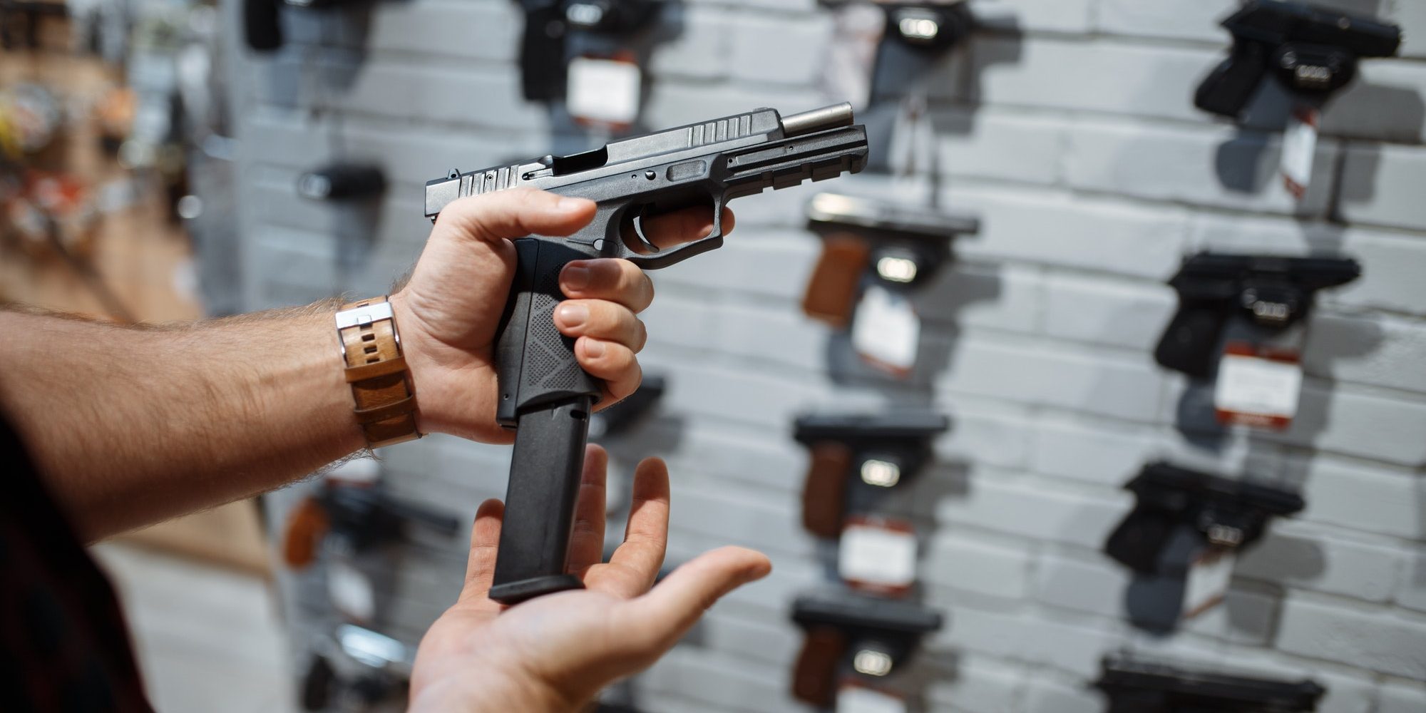Mann kontrolliert Waffen in einem Waffenladen